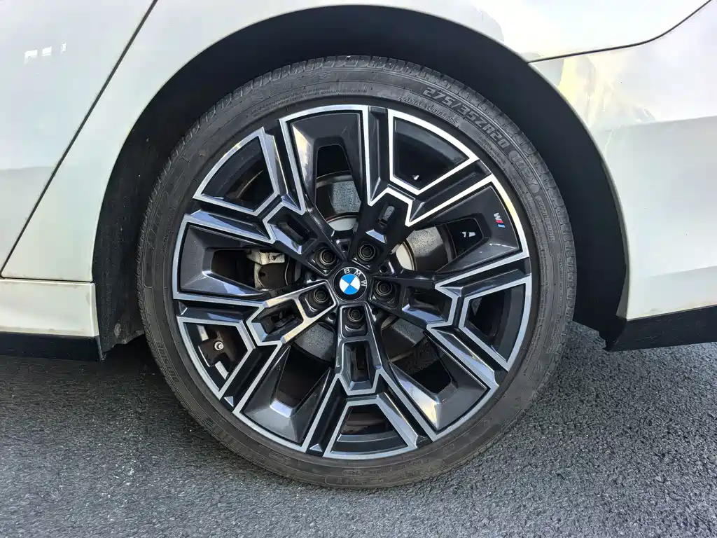 BMW 5 Series — миниатюра 7