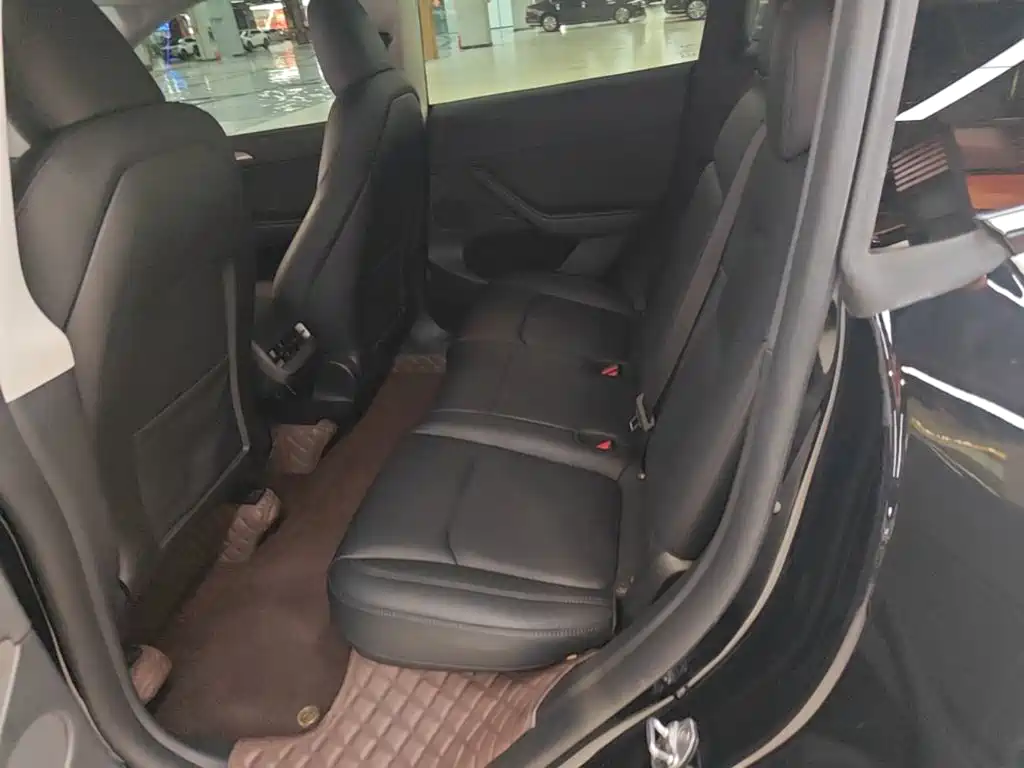 Tesla Model Y — миниатюра 17