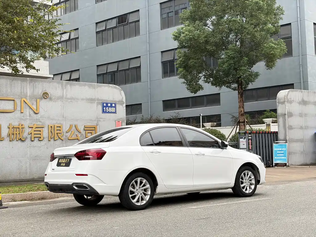 Geely Emgrand — миниатюра 12