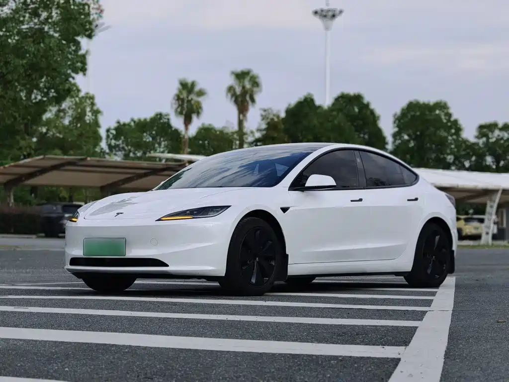Tesla Model 3 — миниатюра 2