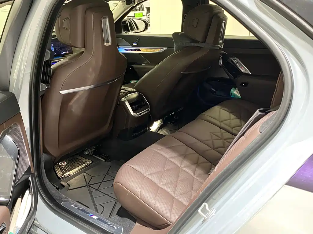 BMW i7 — миниатюра 10