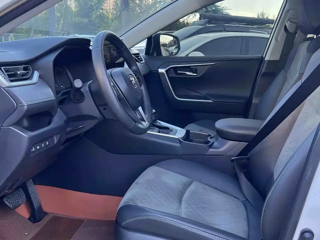Toyota RAV4 — миниатюра 4