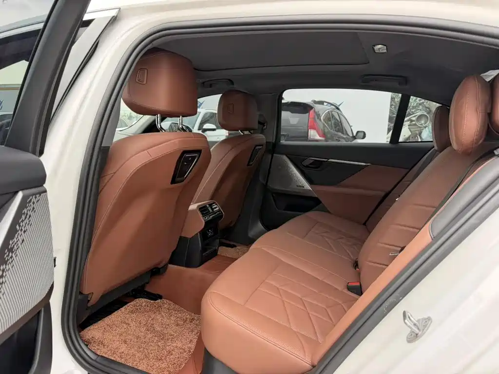 BMW 5 Series — миниатюра 9