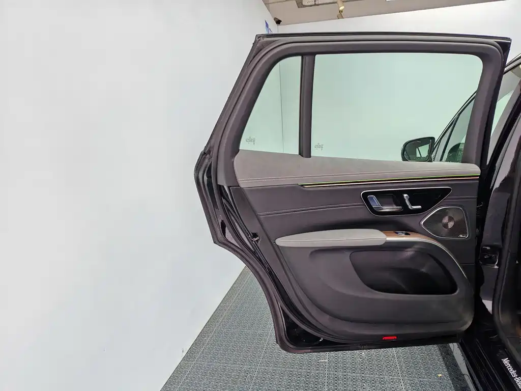 Mercedes-Benz EQS SUV — миниатюра 14