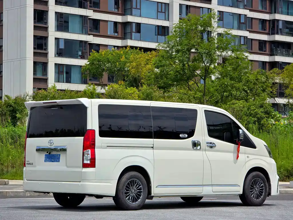 Toyota HiAce 2024 3.5L 7 мест
