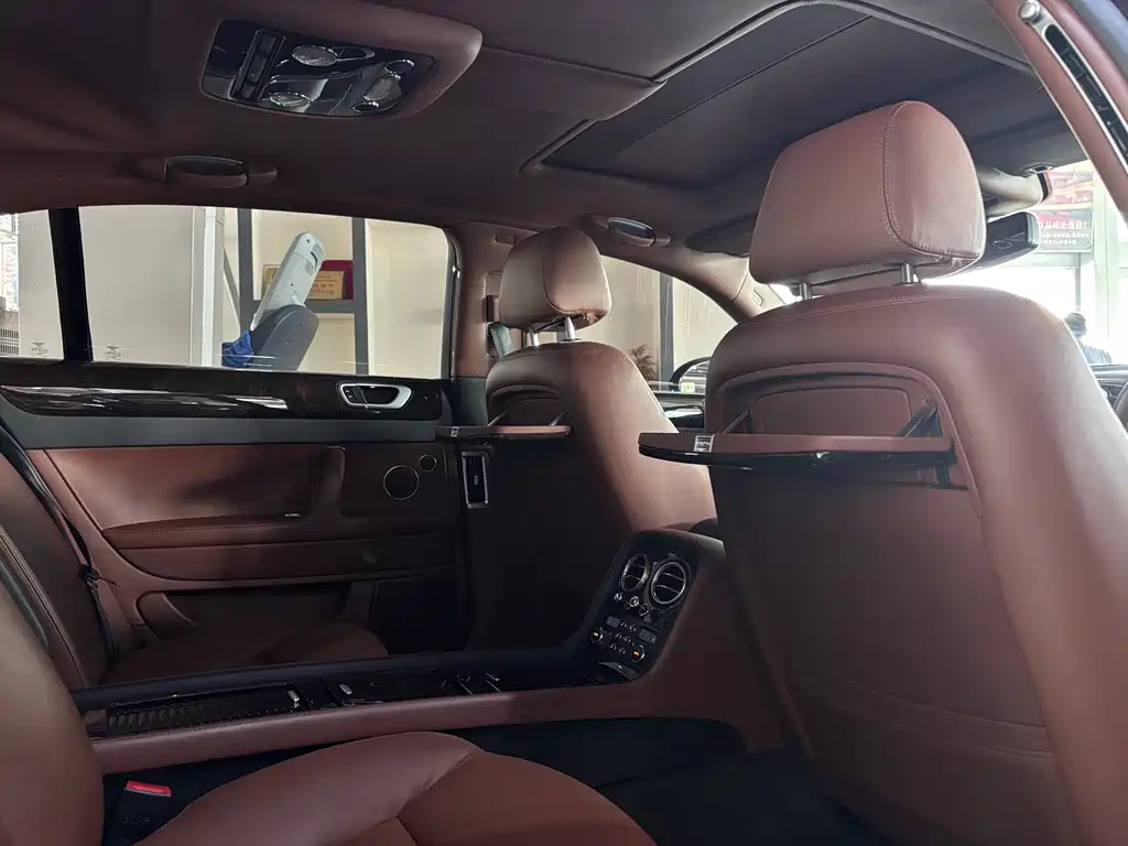Bentley Flying Spur 2010 6.0T мест