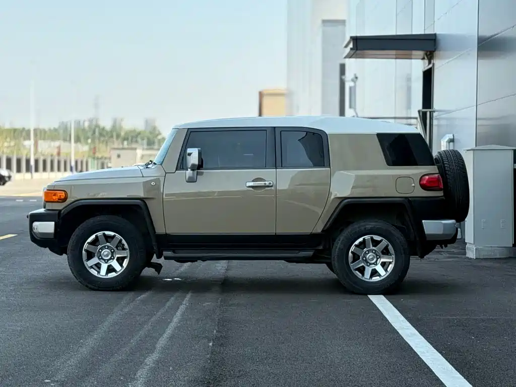 Toyota FJ Cruiser — миниатюра 5
