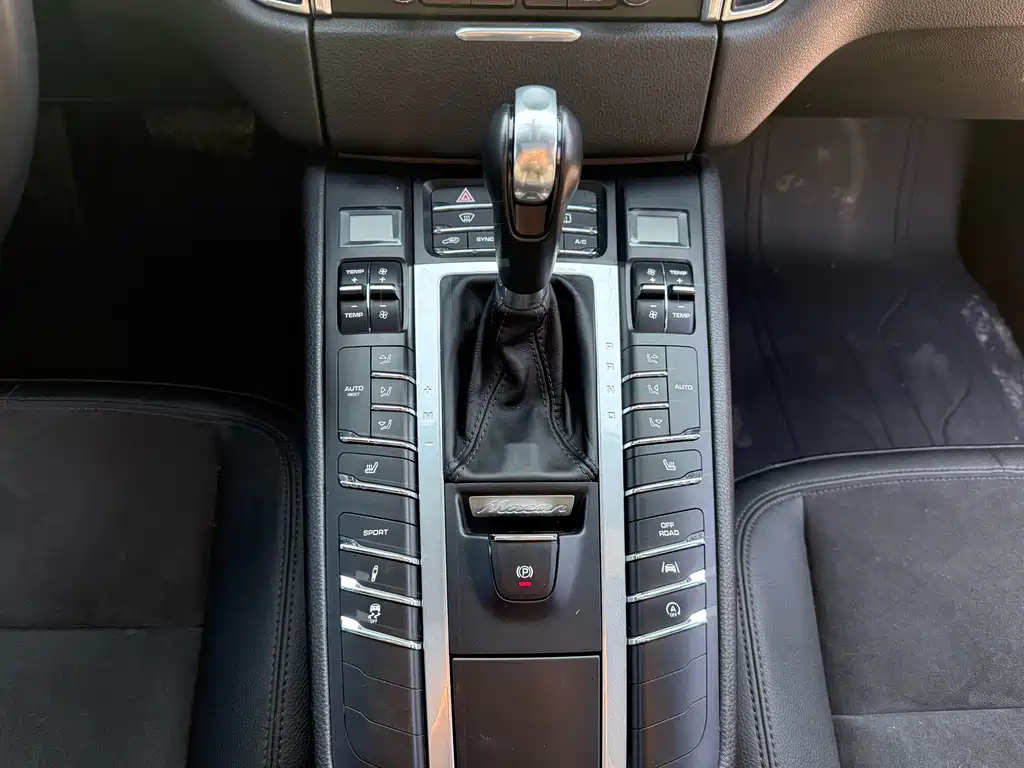 PORSCHE MACAN