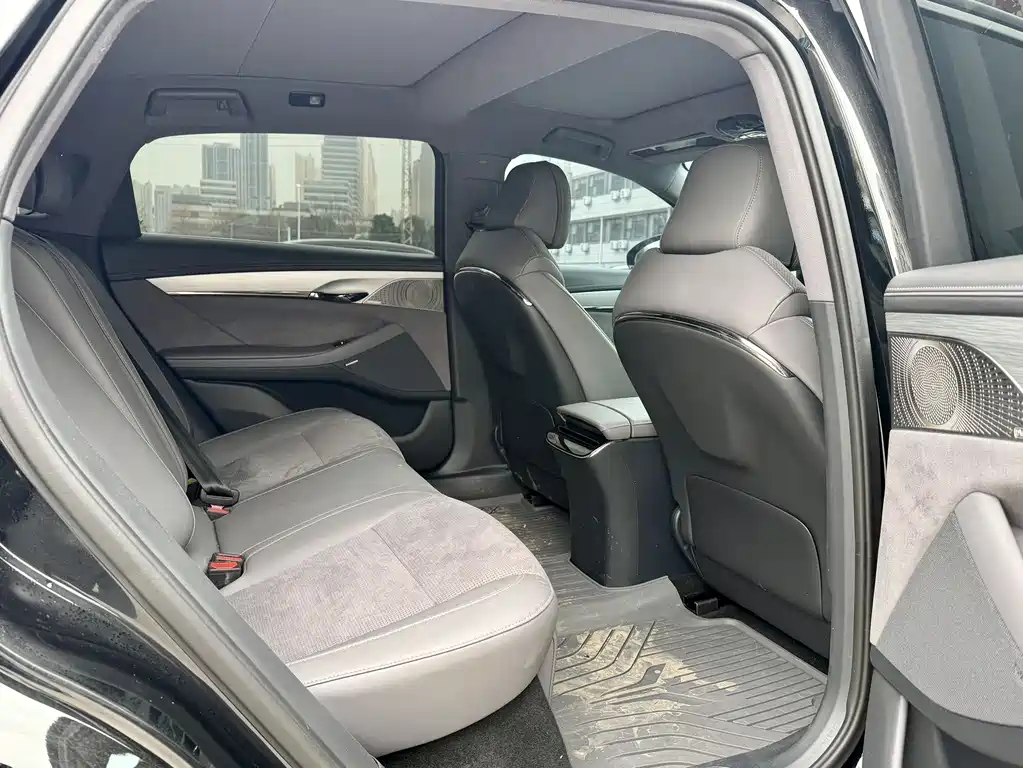 VOYAH LANTU CHASING LIGHT