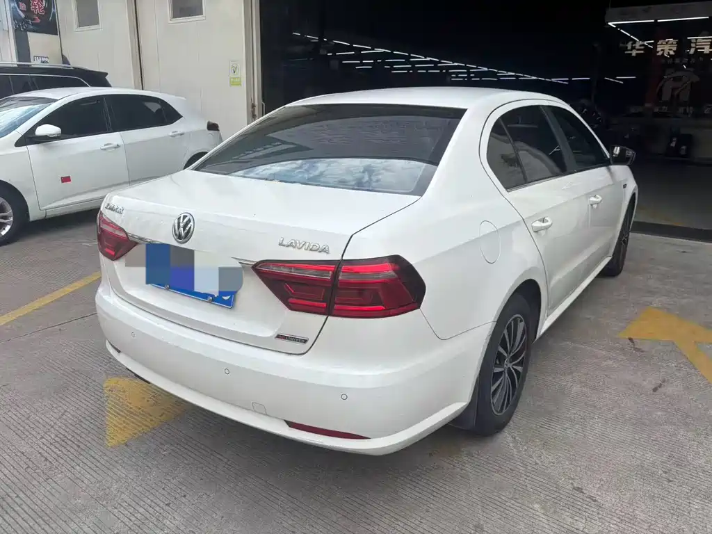 Volkswagen Lavida — миниатюра 5