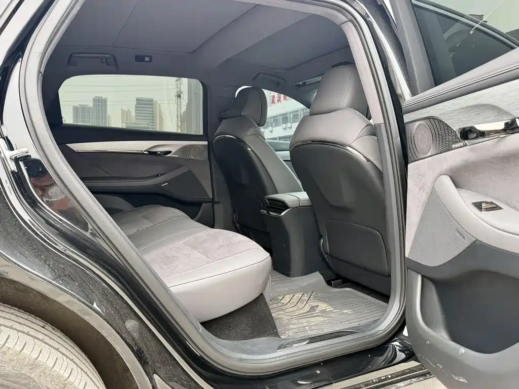 VOYAH LANTU CHASING LIGHT