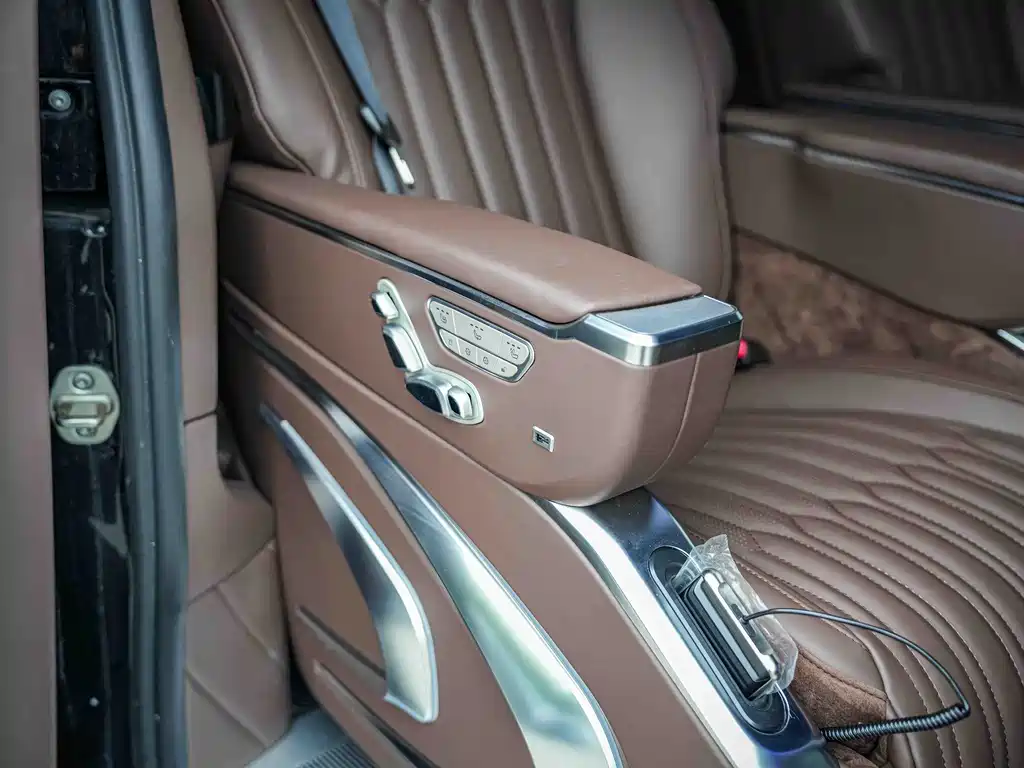 Mercedes-Benz Vito 2023 2.0T Elite 7 мест