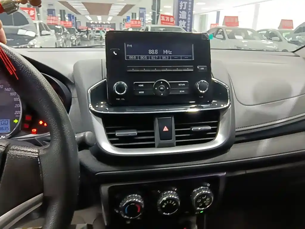 Toyota Yaris L — миниатюра 13