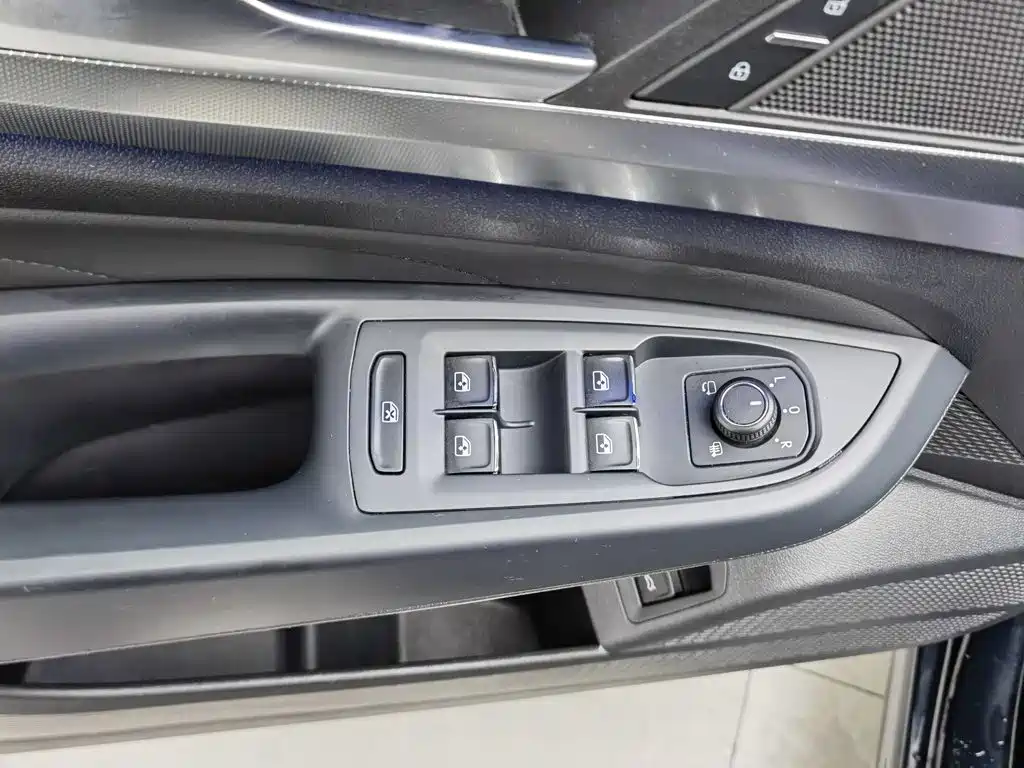 Volkswagen Passat PHEV — миниатюра 9