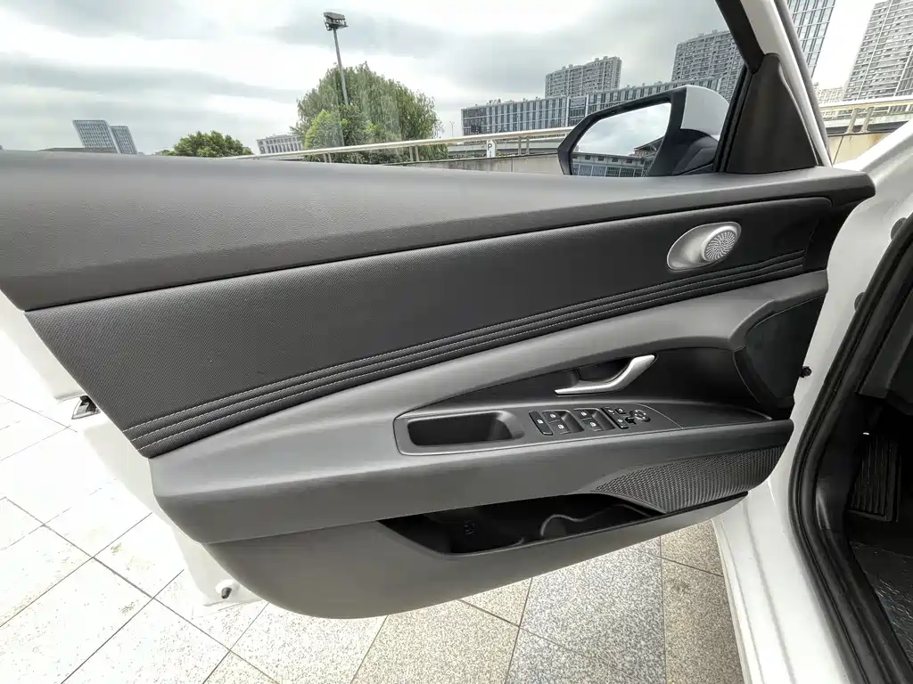 Hyundai Elantra — миниатюра 11