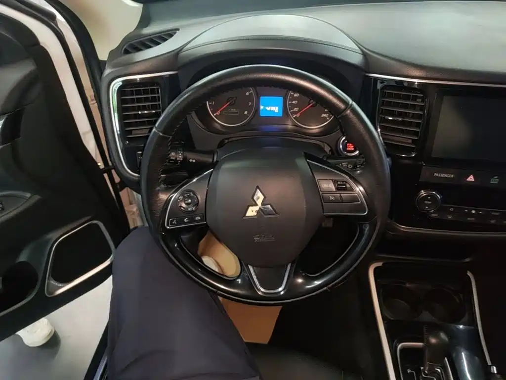 Mitsubishi Outlander — миниатюра 11