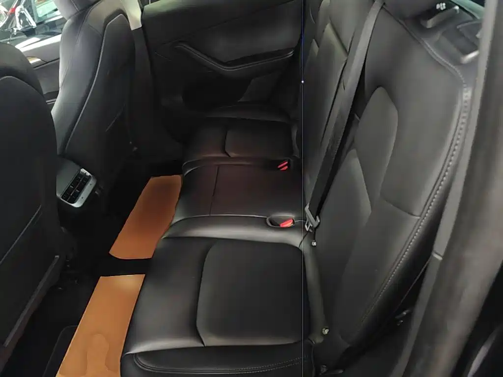Tesla Model Y — миниатюра 17