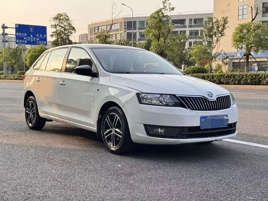 Skoda Rapid Spaceback 2014 1.6L AT Enjoy