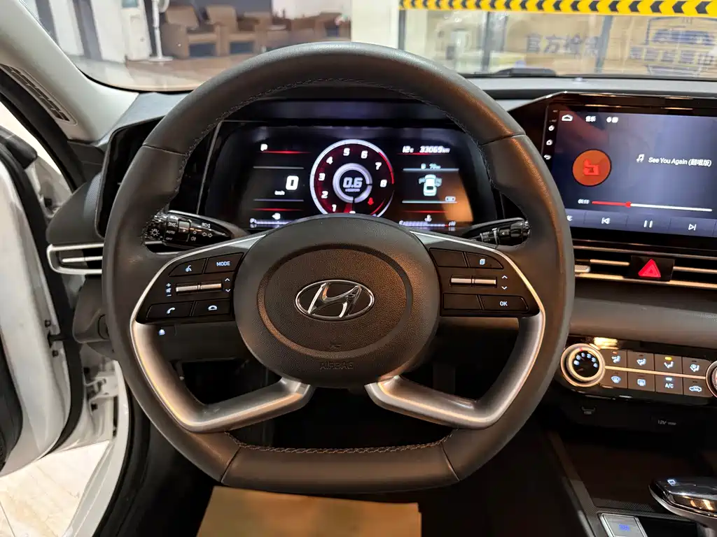 Hyundai Elantra — миниатюра 13