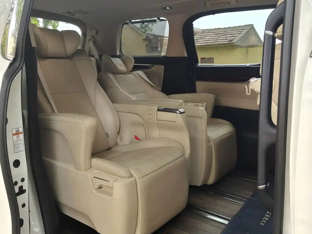 Toyota Alphard — миниатюра 7