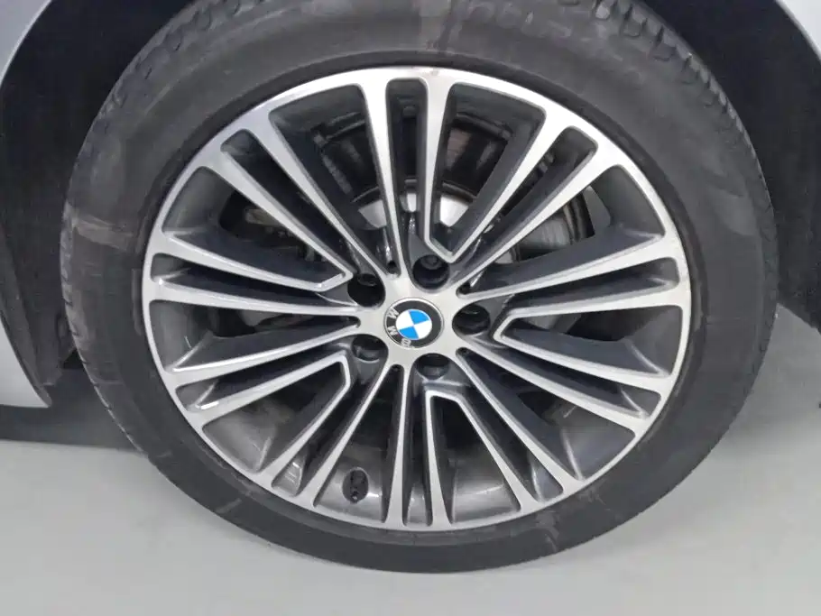 BMW 5 Series — миниатюра 6