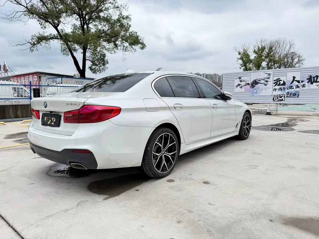 BMW 5 Series — миниатюра 7
