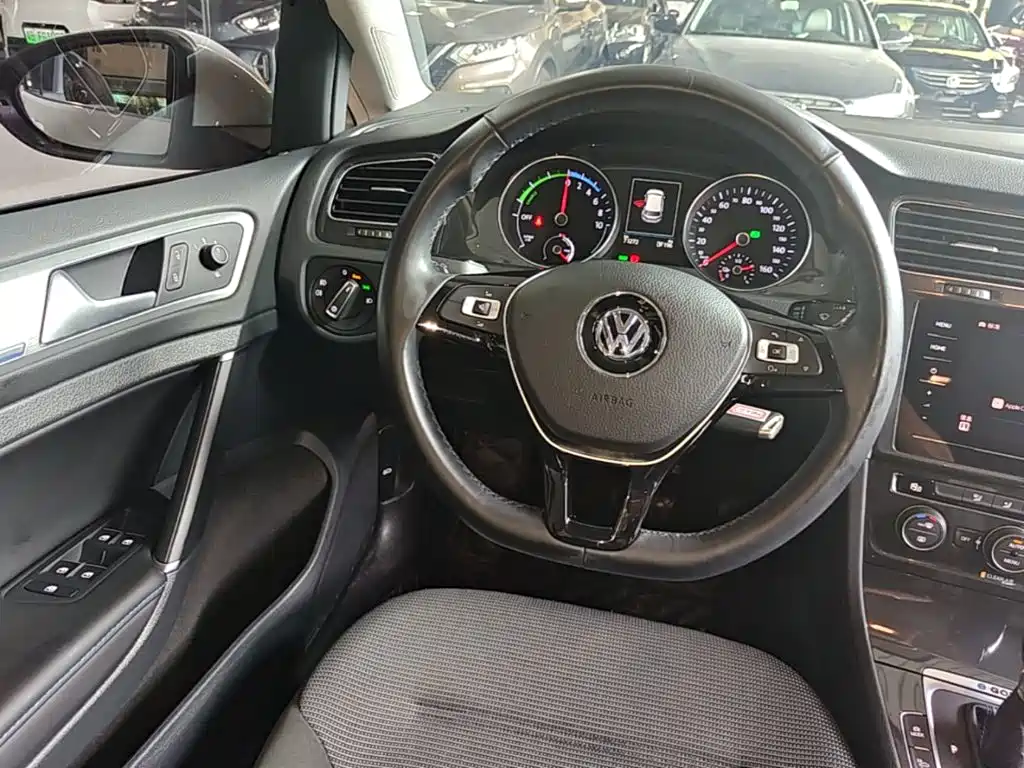 Volkswagen Golf EV — миниатюра 11