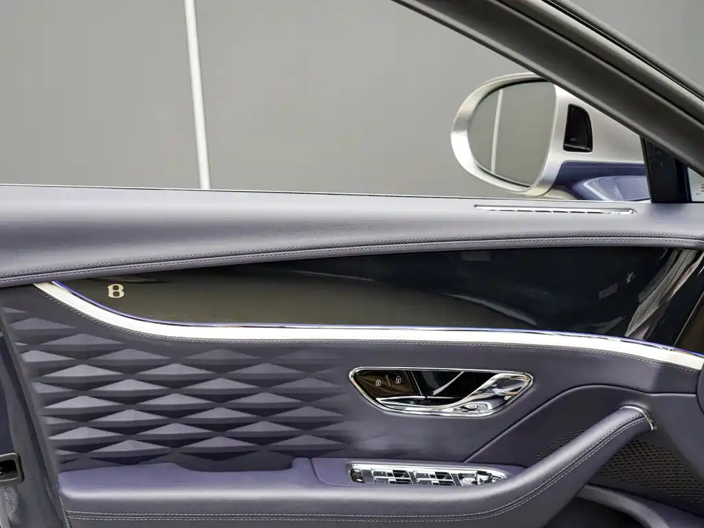 Bentley Flying Spur PHEV — миниатюра 10