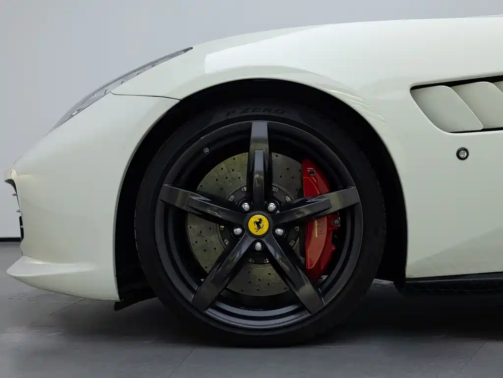 Ferrari GTC4Lusso - фото 21