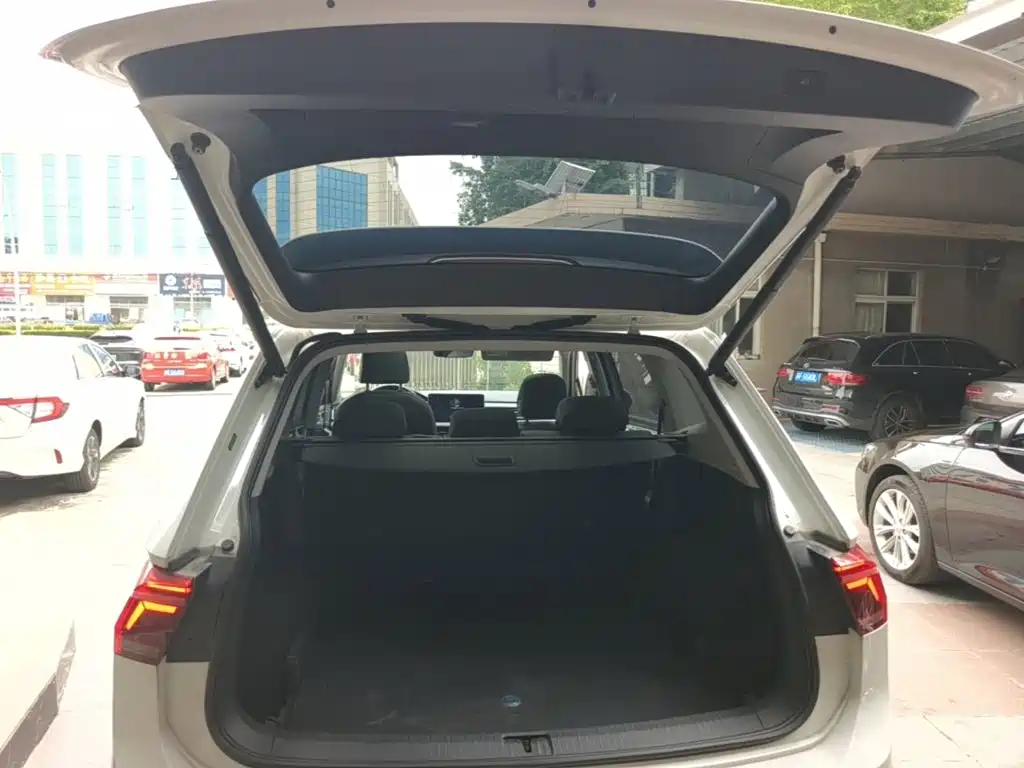 Volkswagen Tiguan L — миниатюра 19