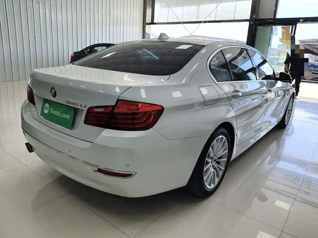 BMW 5 Series — миниатюра 7