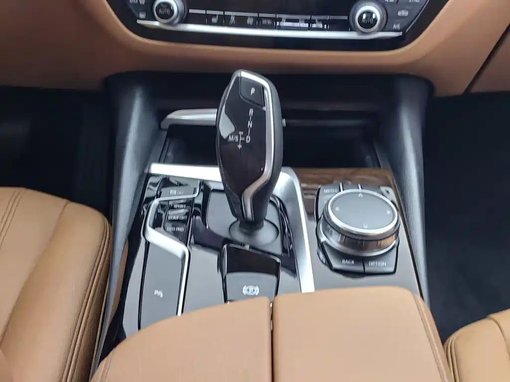 BMW 5 Series — миниатюра 13