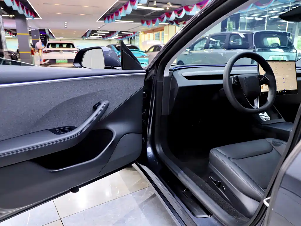 Tesla Model 3 — миниатюра 10