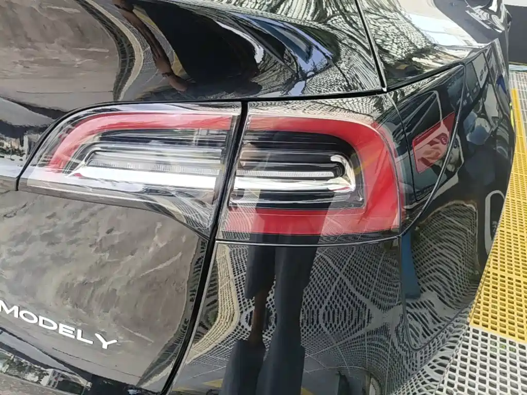 Tesla Model Y — миниатюра 8