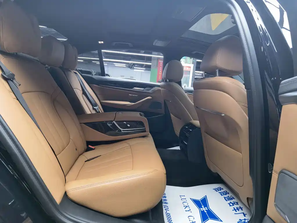 BMW 5 Series — миниатюра 9