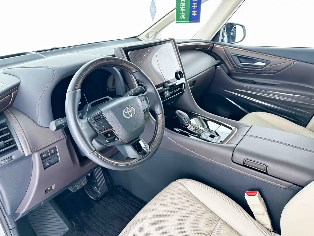 Toyota Alphard — миниатюра 2