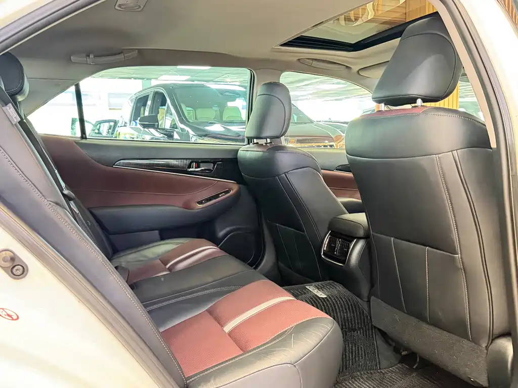 Toyota Crown — миниатюра 6