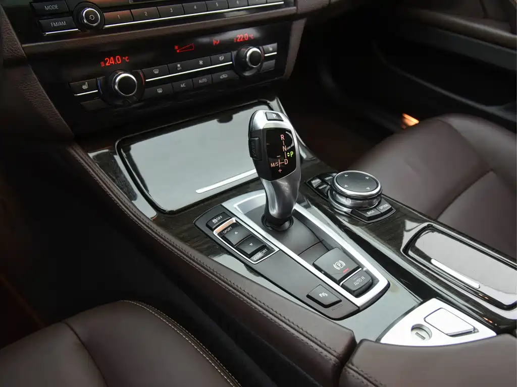 BMW 5 Series — миниатюра 10