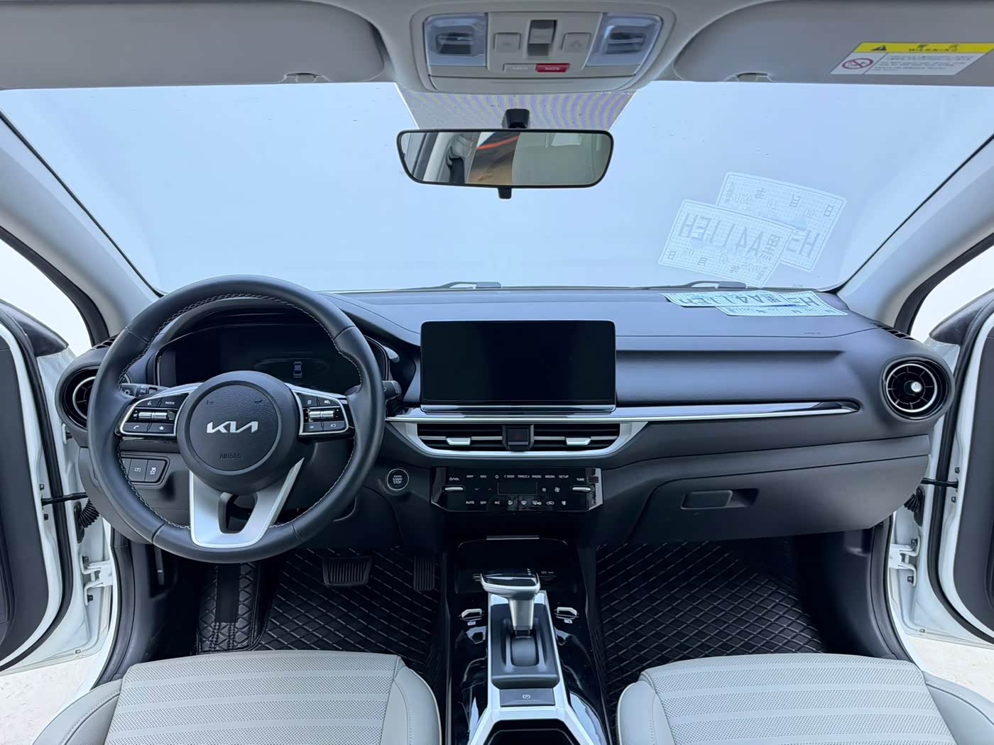 Kia K3 1.5 л 2023 г. Белый, пробег 40000 км