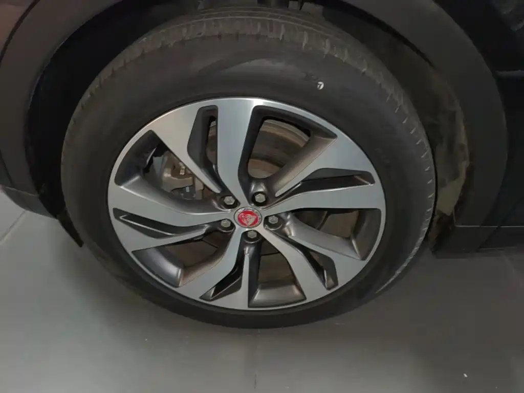 Jaguar E-PACE — миниатюра 23