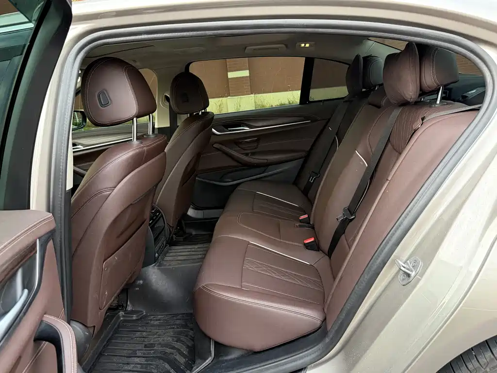 BMW 5 Series — миниатюра 7