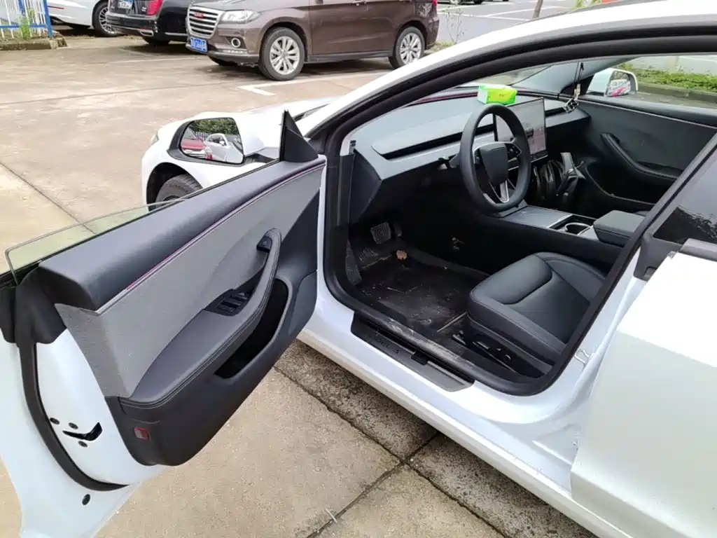 Tesla Model 3 — миниатюра 16