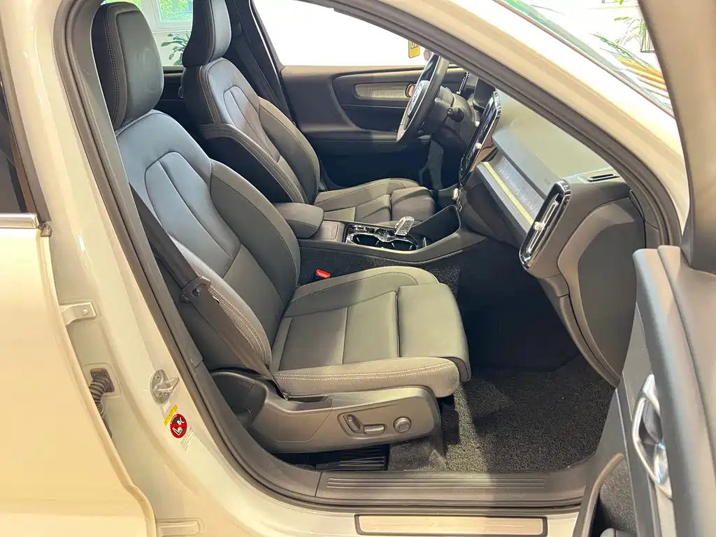 Volvo XC40 — миниатюра 11