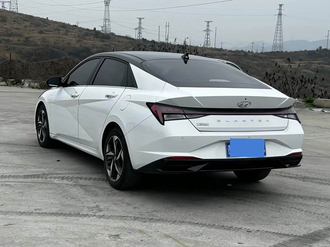 Hyundai Elantra 1.5 л 2023 г. Белый, пробег 32000 км