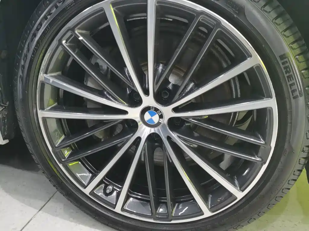 BMW 5 Series — миниатюра 11