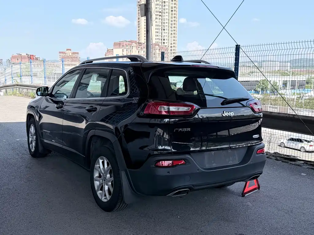 Jeep Cherokee — миниатюра 2