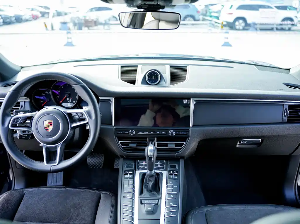 PORSCHE MACAN