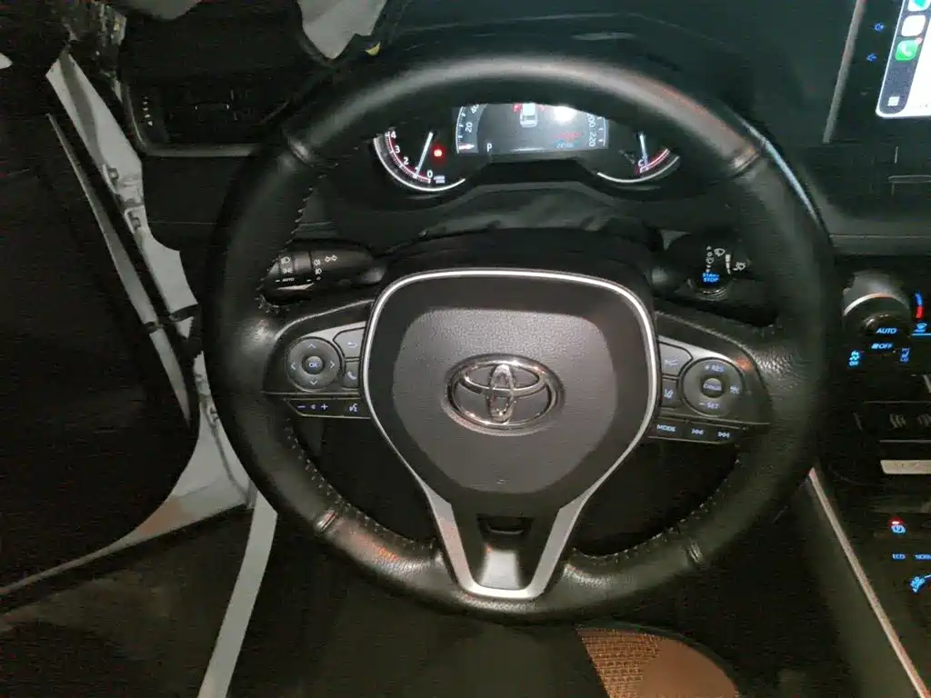 Toyota RAV4 — миниатюра 3