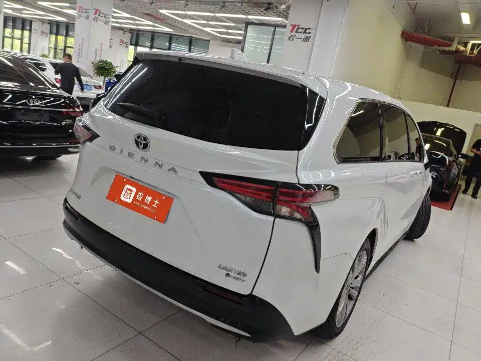 Toyota Sienna — миниатюра 2