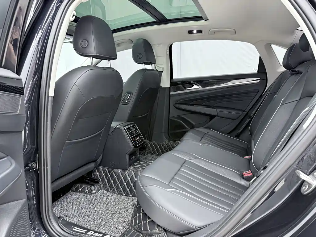 Volkswagen Passat PHEV — миниатюра 9